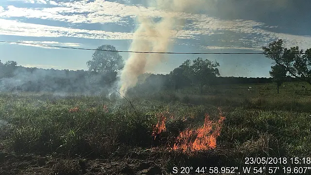 PMA supreende dois homens incendiando área para limpeza de assentamento