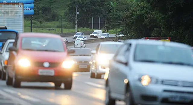 AO TRAFEGAR NAS RODOVIAS, SEJA VISTO