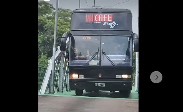 Ônibus desrespeita regras e trafega pela Ponte Velha