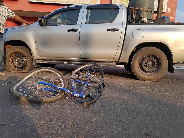 De bicicleta, menino atravessa na frente de Hillux e é atropelado em Anastácio
