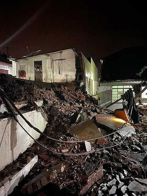 Durante chuva, cozinha desmorona, desliza e destrói varanda de residência vizinha