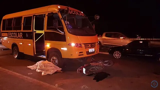 Casal bate em carro, é arremessado de moto e morre em acidente
