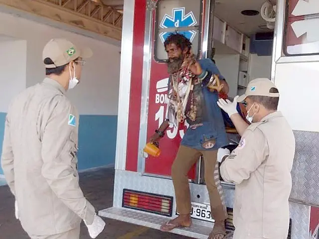 Ação busca resgatar homem conhecido por usar objetos de metais nos dedos