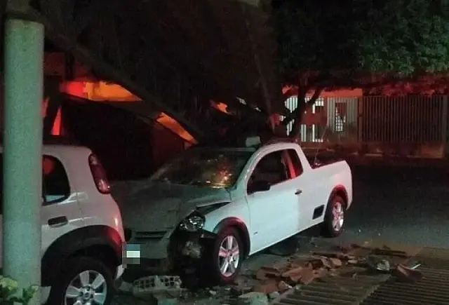 Bêbado, motorista derruba portão e varanda de residência em MS