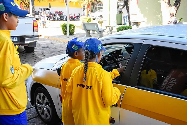 Alunos do Pelotão Esperança fazem abordagem educativa dos motoristas