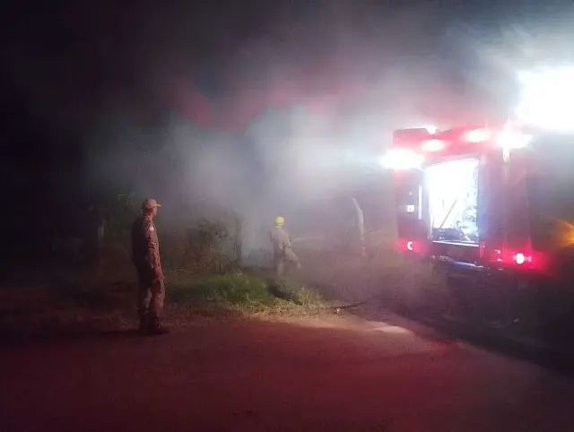 Bombeiros controlam incêndio em terreno baldio às margens do Anel Viário de Corumbá