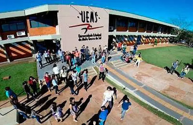 UEMS seleciona professor temporário de Medicina até sexta