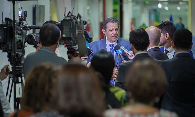 Taxa de juros do cartão de crédito vai "cair muito", diz Haddad