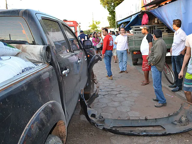 Motorista bêbado atinge caminhonete estacionada no Centro de Aquidauana