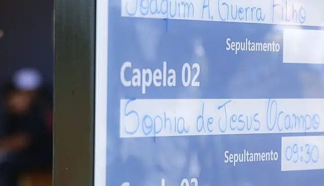 Familiares se despedem de criança morta espancada e com suspeita de estupro