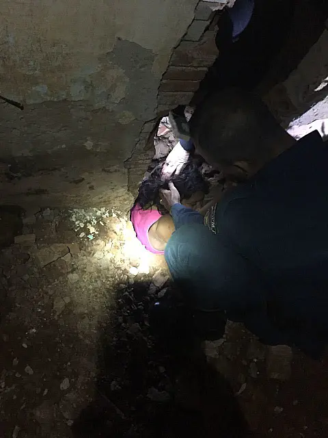 Mulher é salva pela PM após cair em buraco e ficar soterrada