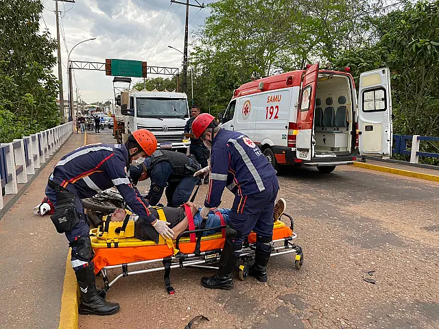 Motociclista fica ferido e acidente interdita trânsito na Ponte Nova