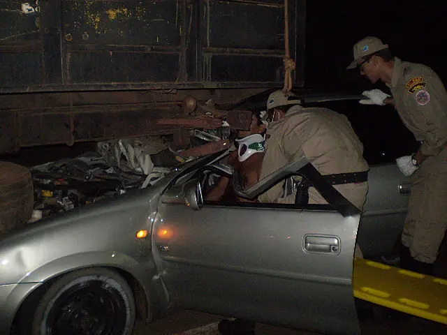 Motorista fica ferido após bater em caminhão parado