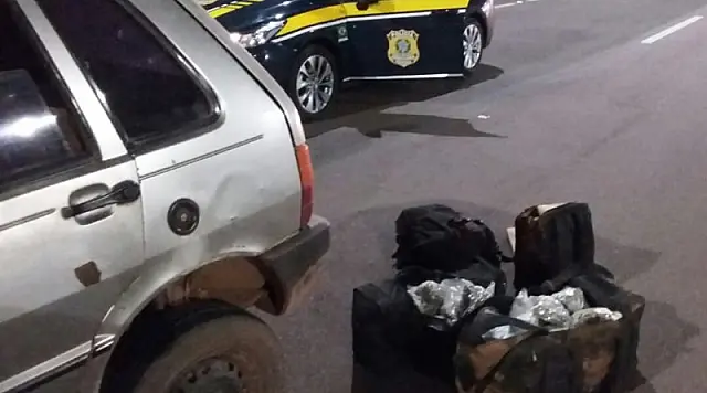 PRF apreende 42kg de maconha e skank após fuga de condutor