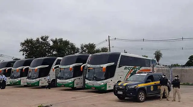 A partir da fronteira com a Bolívia, PRF escolta repatriados em MS