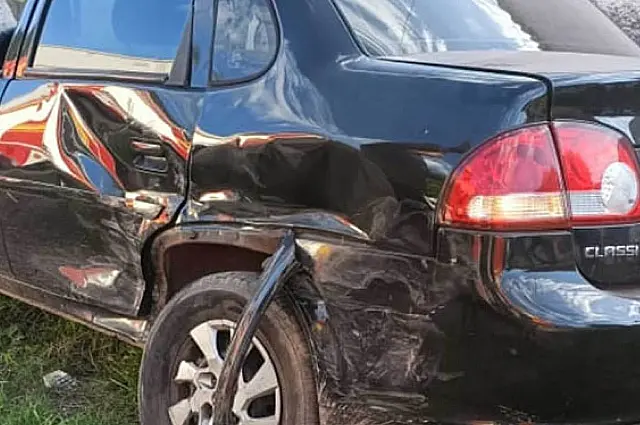 Duas pessoas ficam feridas após batida entre carros em Ladário