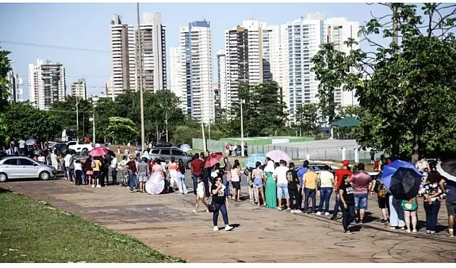 Visitantes enfrentam mais um dia de fila no Bioparque Pantanal