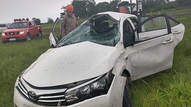 Capotamento em frente ao Sindicato Rural mobiliza Resgate do Corpo de Bombeiros