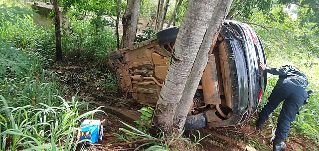 Carro capotado na BR-262 sofreu aquaplanagem