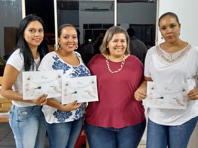 Escola Cabelo e Arte forma nova turma em curso de maquiagem
