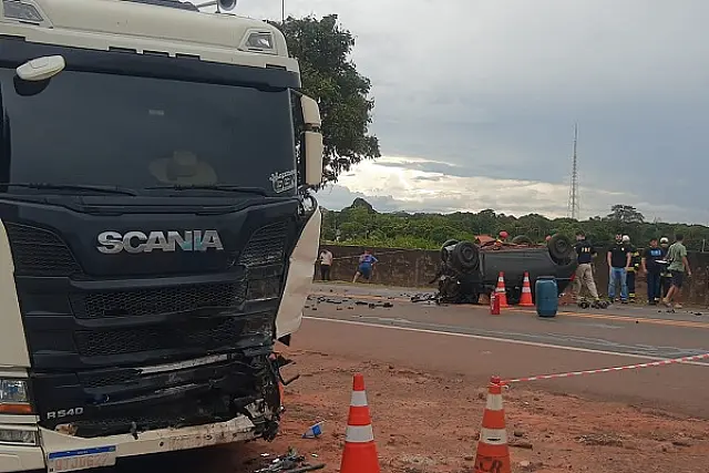 Motorista morre após bater em caminhão e capotar na BR-163