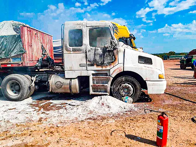 Curto circuito destrói carreta carregada com sabão