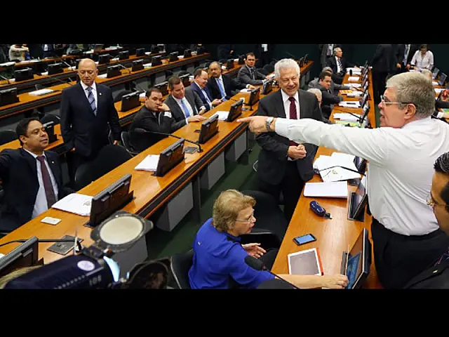 Parecer favorável ao impeachment de Dilma é aprovado em comissão da Câmara