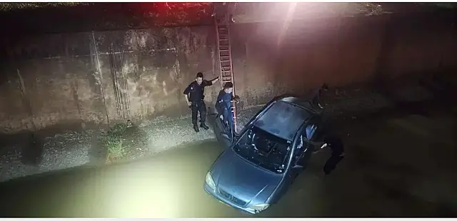 Bebê, duas adolescentes e homem são socorridos após carro cair em córrego