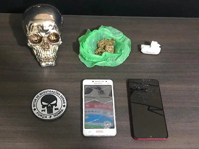 Homem de 23 anos e adolescente são flagrados vendendo drogas na prainha de Anastácio