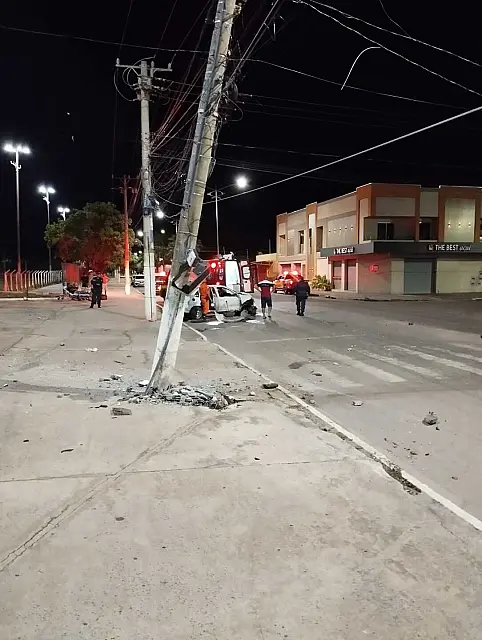 Jovem bate carro em árvore e em poste de energia