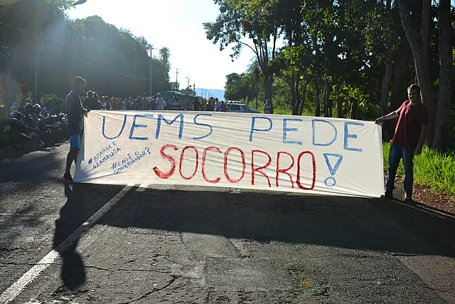 Acadêmicos da Uems fecham rodovia em protesto por transporte