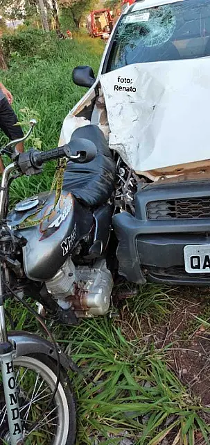 Traseira de moto 'entra' no capô de carro e jovem fica ferido em Aquidauana
