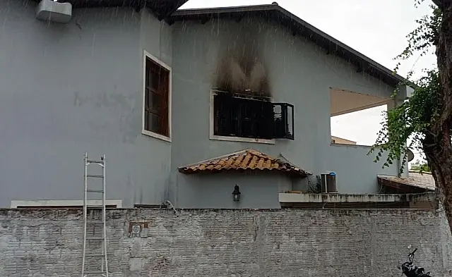 Curto em ar condicionado causa incêndio em residência de Corumbá