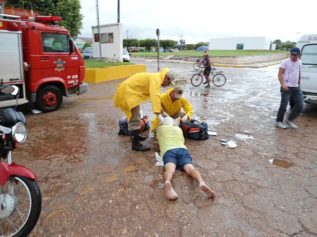 Motociclista atropela pedestre, e ambos ficam feridos