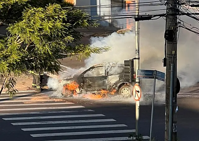 Carro de estudante que estava a caminho de concurso pega fogo