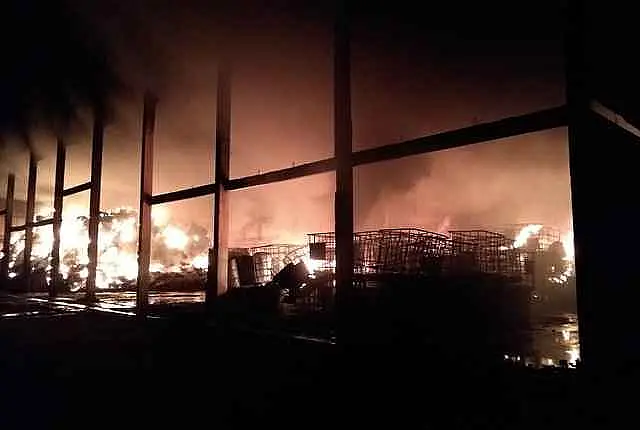 Há 14 horas, bombeiros tentam combater incêndio em galpão