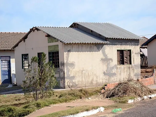 Após incêndio, morador de Anastácio busca ajuda para conseguir resconstruir casa