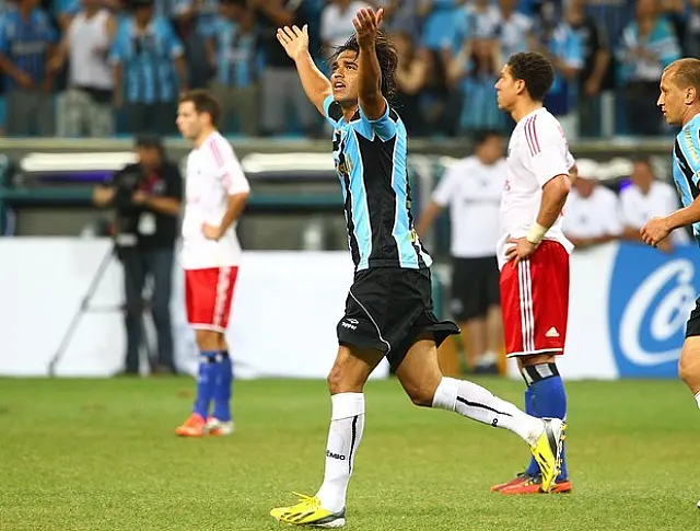 Na estreia da Arena, Grêmio repete 83 e vence Hamburgo