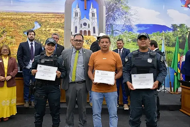 Heróis de farda: PMs recebem moção de aplauso por salvar mulher na Ponte Nova