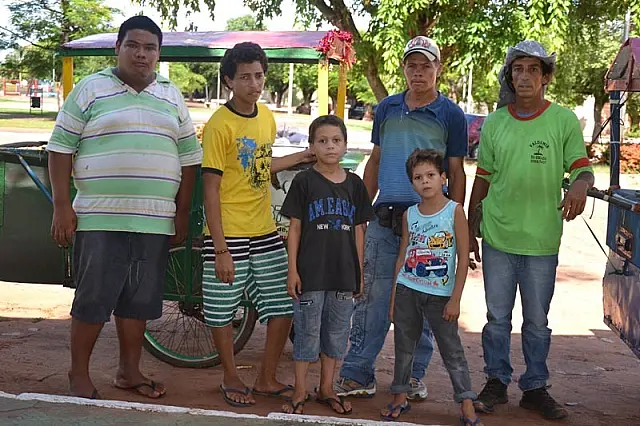 Vendendo doces em carretinhas, trabalhador faz sucesso por sua irreverência