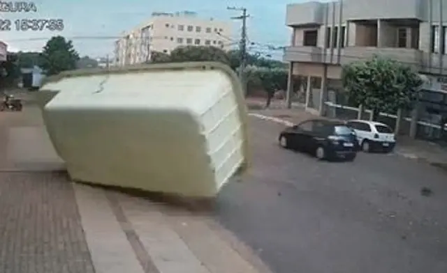 Ventania derruba piscina de fibra e causa estrados em Sao Gabriel do Oeste