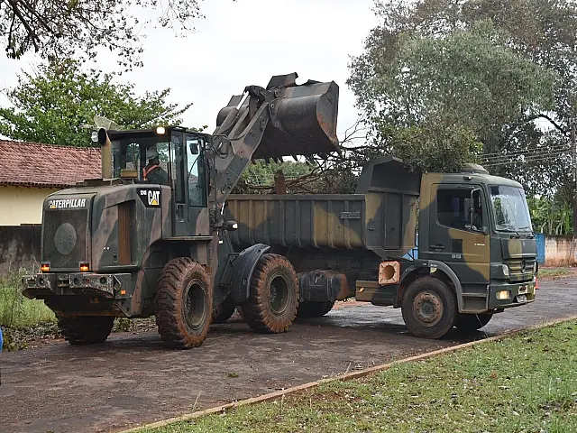 Em apoio à Defesa Civil, Exército faz limpeza das ruas de Aquidauana após temporal
