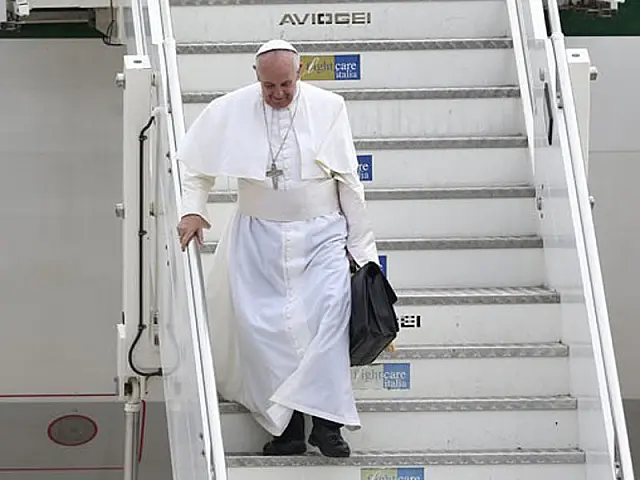 Homossexuais não devem ser julgados ou marginalizados, diz Papa