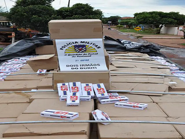 7º BPM apreende caminhão com cigarros contrabandeados