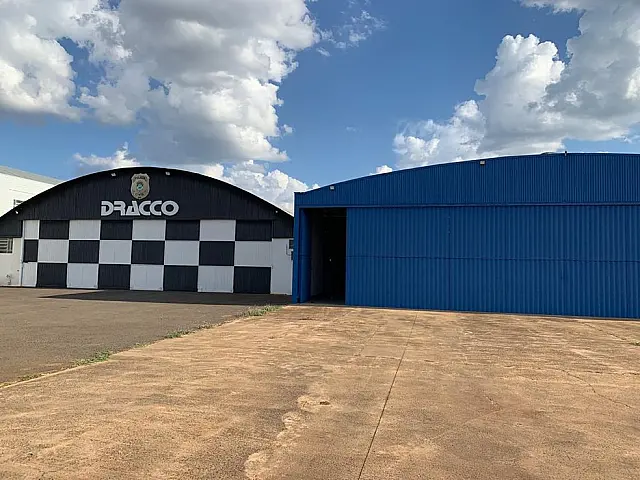 Polícia monta megaestrutura de delegacia e hangares com avião e helicóptero que eram de criminosos