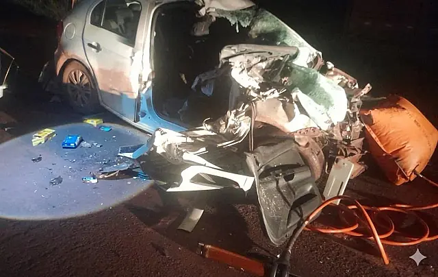 Acidente entre carro e carreta deixa três mortos e dois feridos na BR-262
