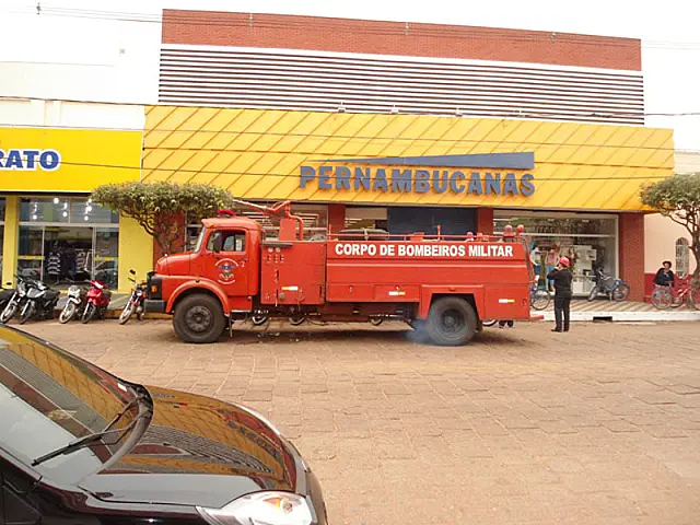 Bombeiros simulam atendimento de incêndio nas Casas Pernambucanas