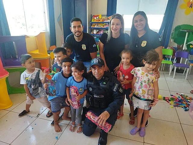 Polícia Civil participa da arrecadação e distribuição de brinquedos em Rio Negro