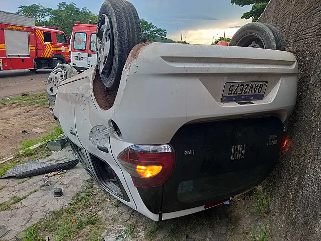 Corpo de bombeiros atende chamado de capotamento em Corumbá