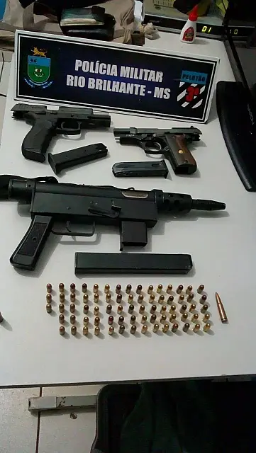 PM prende homens com duas pistolas e submetralhadora
